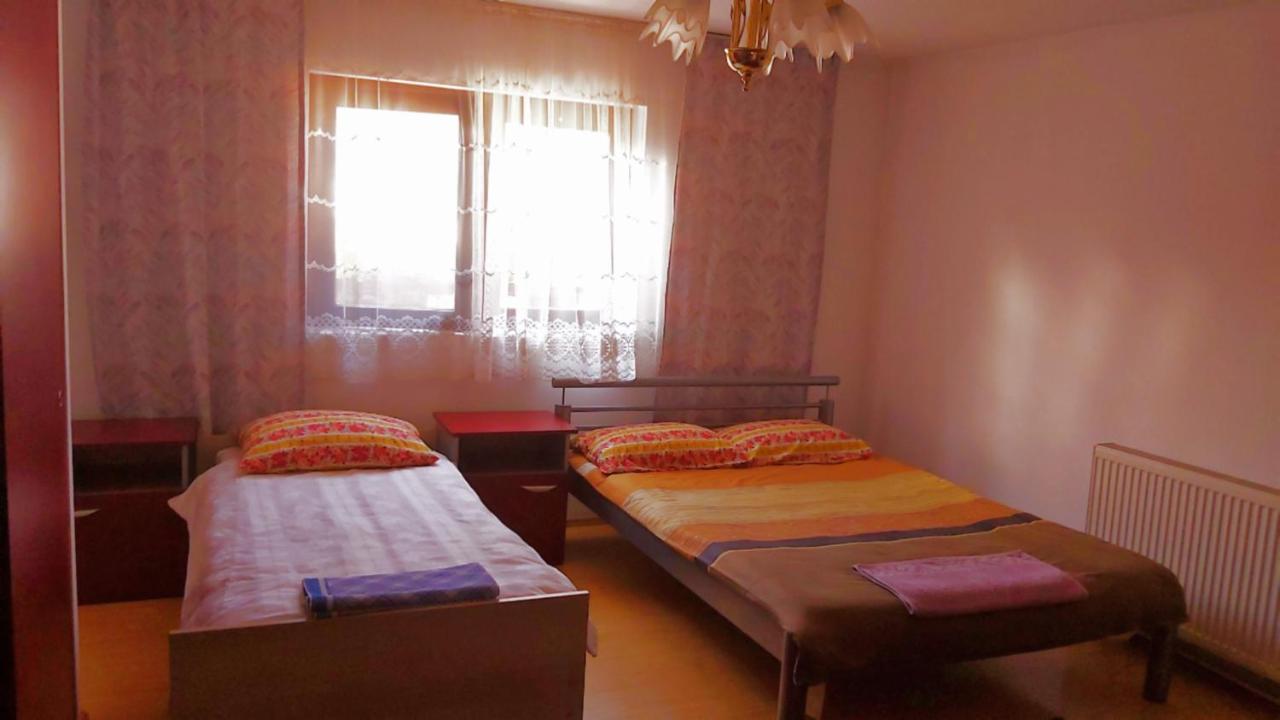 Casa Toth Din Tipterai Hotel วีเชวเดสซุส ภายนอก รูปภาพ