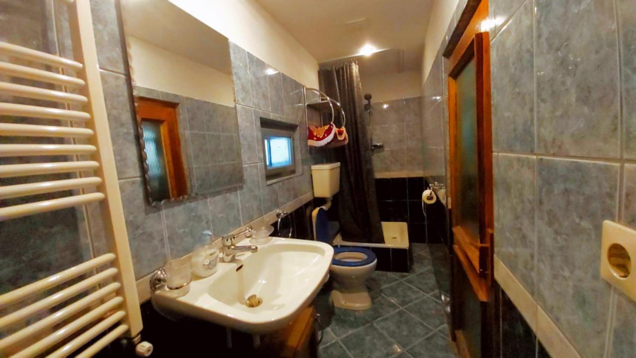 Casa Toth Din Tipterai Hotel วีเชวเดสซุส ภายนอก รูปภาพ
